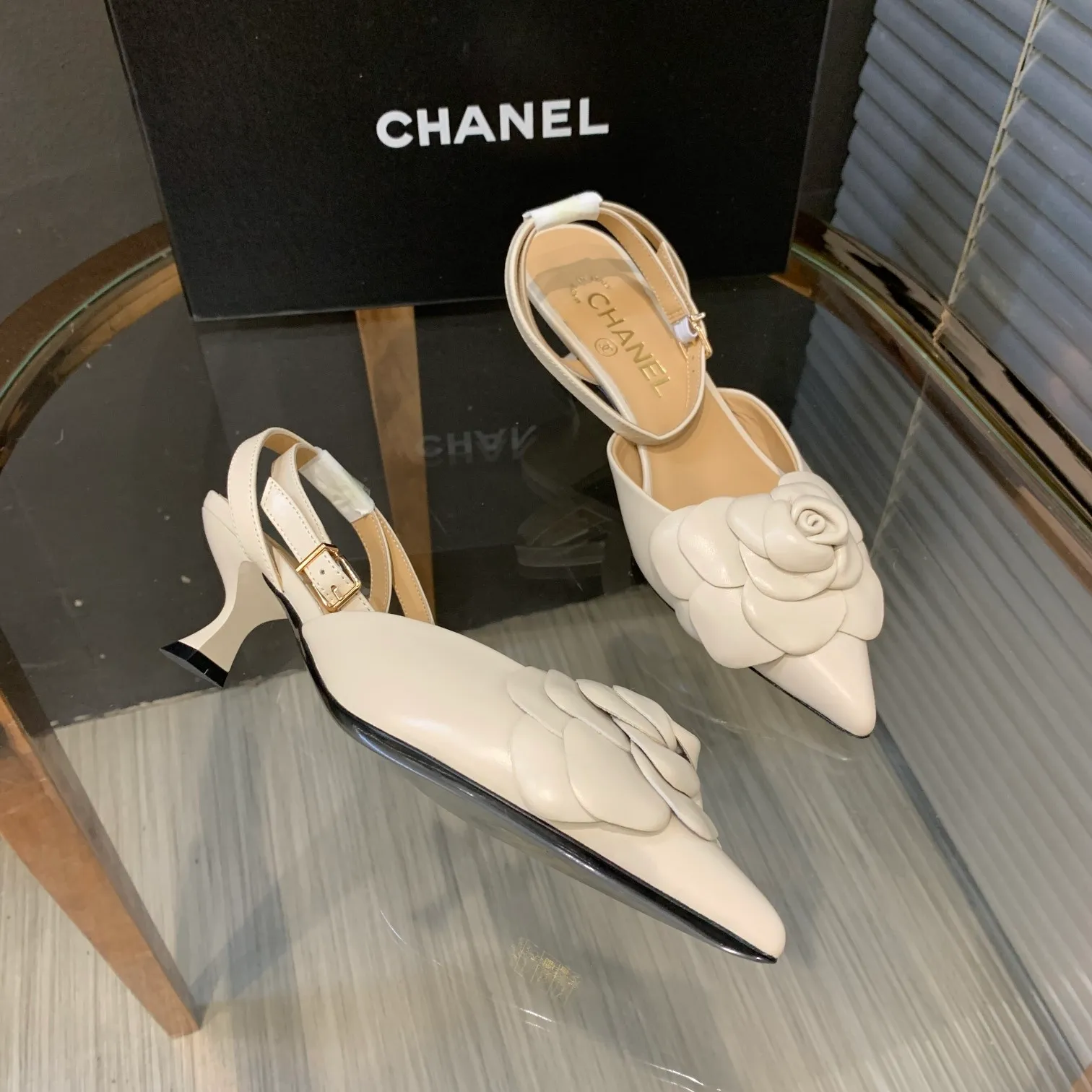 👟👟Ex-factory price 600👟👟 🍀Chanel's new flagship series of sandals in the counter are newly released 2022S summer series, exquisite retro shoes, the latest camellia flower design of Jindian Xiaoxiang on the upper is exquisite and fashionable, a popular model among domestic and foreign bloggers Upper: original Italian imported sheepskin original one-to-one sheepskin handmade camellia🌸 Inner lining: imported mixed sheepskin lining Outsole: Genuine leather outsole imported from Italy Size number: 35-39 (40, 41 customization is non-returnable) Heel height: 4cm Delivered with luxurious latest counter packaging
